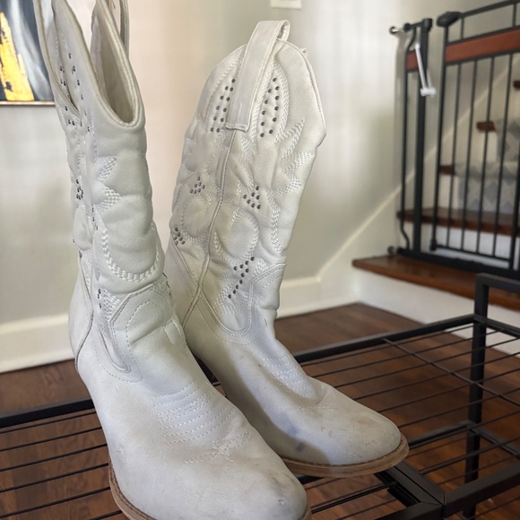Very Volatile White Denver Boots Size 9 - Picture 2 of 3